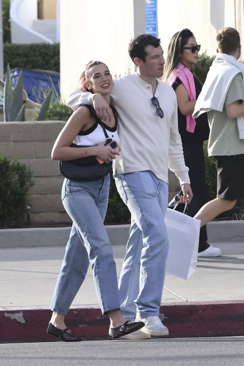 Dua Lipa iubit Callum Turner