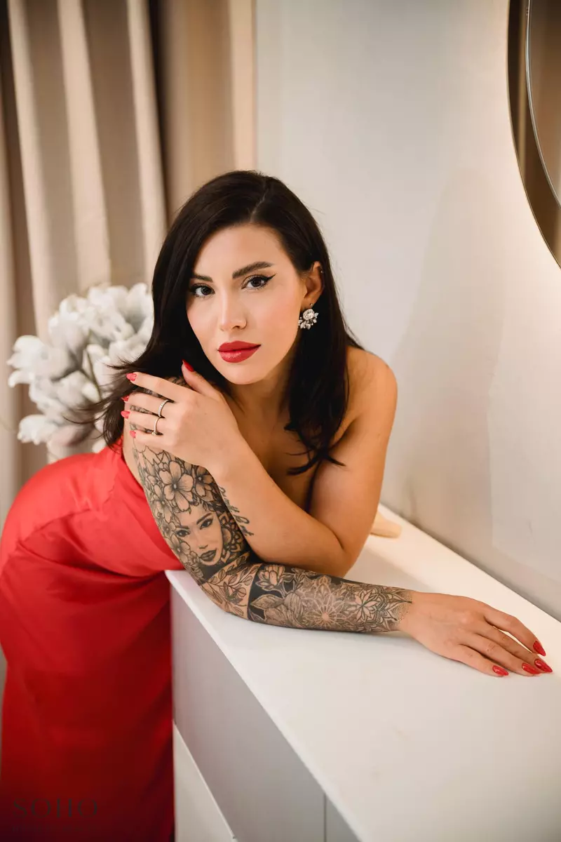 nicoleta nuca in rochie rosie