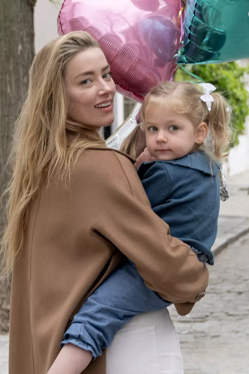 EXCLUSIVE: **STRICTLY NO WEB** Amber Heard celebrates daughter Oonagh Paige's 3rd birthday party with cake and balloons near their home in Madrid