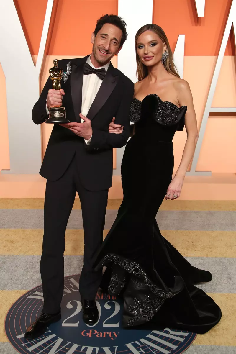 Adrien Brody și iubita lui, Georgina Chapman, la afterparty Vanity Fair după Premiile Oscar 2025