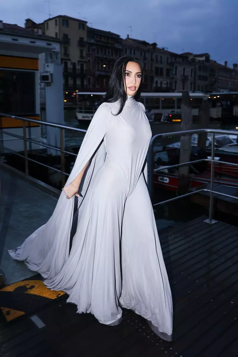 Venice, 82nd Venice International Film Festival - Day 2 - Kim Kardashian Arrives At The Diane Von Furstenberg Award Ceremony At The Goldoni Theatre