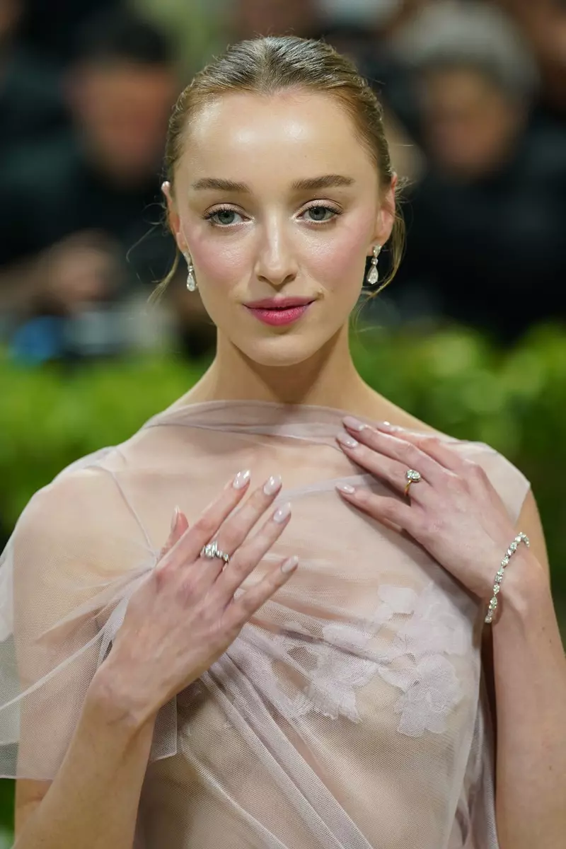 Phoebe Dynevor s-ar fi logodit. Imagine de la Met Gala 2024