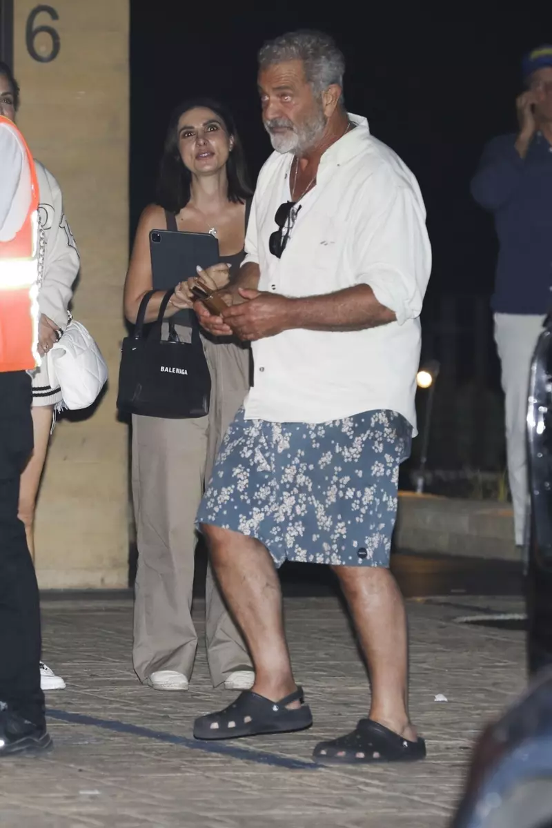 *EXCLUSIVE* Mel Gibson leaves Nobu restaurant with his family after dinner in Malibu, CA