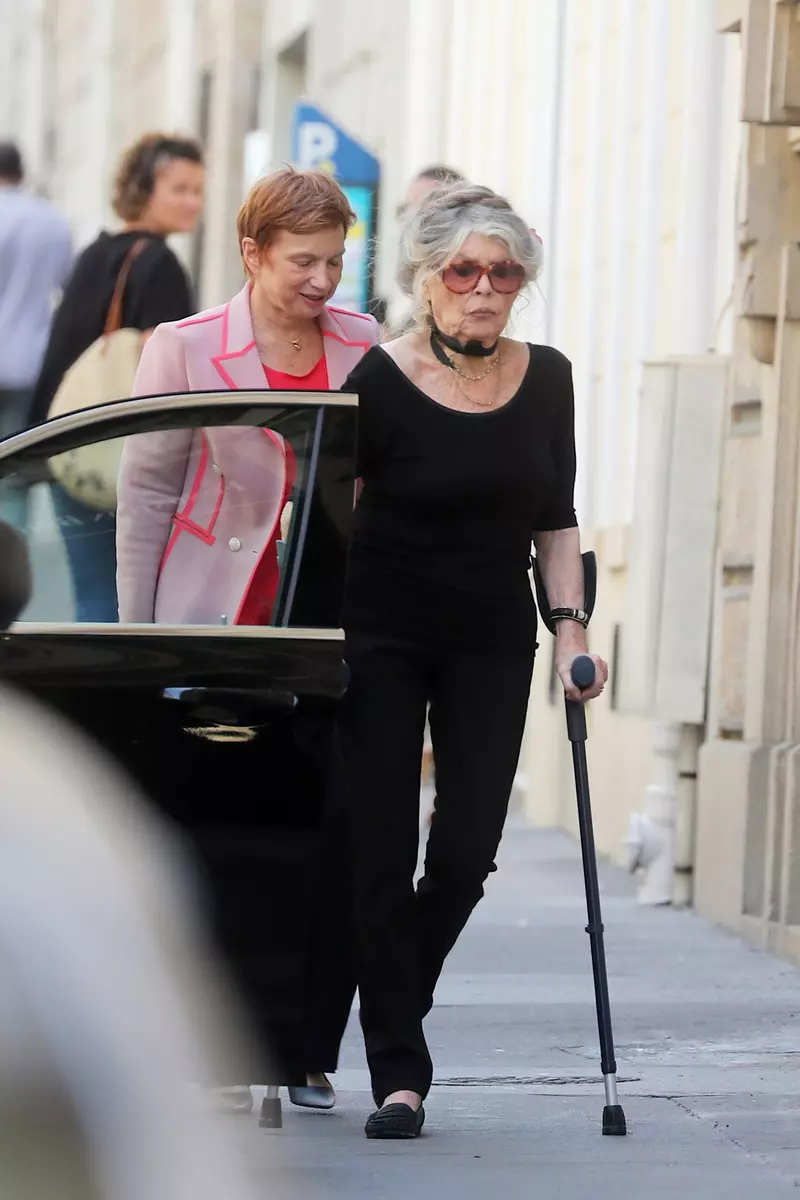 Exclusif – No Web – Brigitte Bardot de retour dans les locaux de sa fondation à Paris