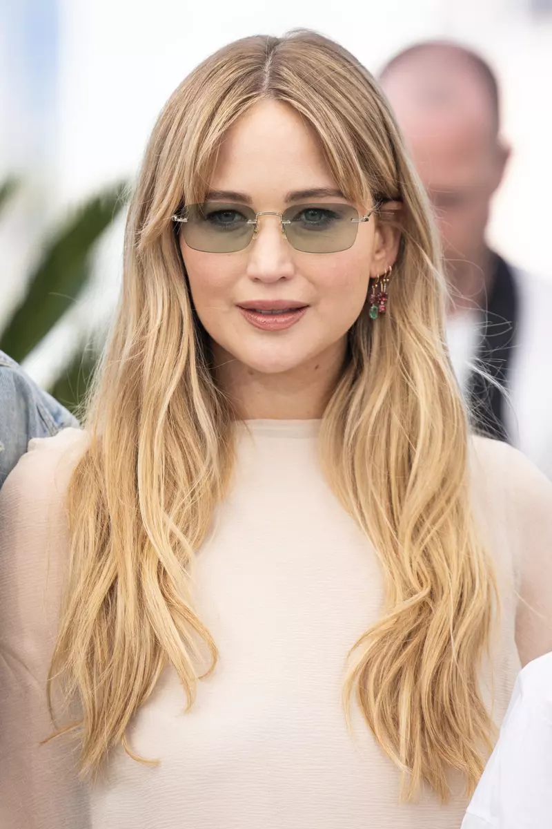 Robert Pattinson și Jennifer Lawrence la photocall-ul „Die My Love” la cea de-a 78-a ediție anuală a Festivalului de Film de la Cannes la Palais des Festivals în Cannes, Franța, pe 18 mai 2025