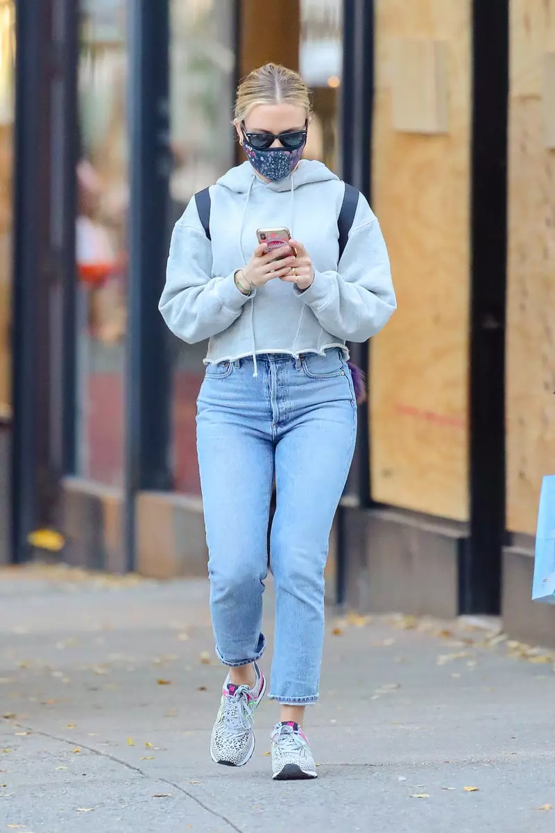 EXCLUSIVE: NO WEB UNTIL WEDNESDAY, NOVEMBER 11TH 11:30AM PST–Scarlett Johansson Flashes Her Wedding Ring While Taking A Solo Stroll In The Nice Weather In NYC