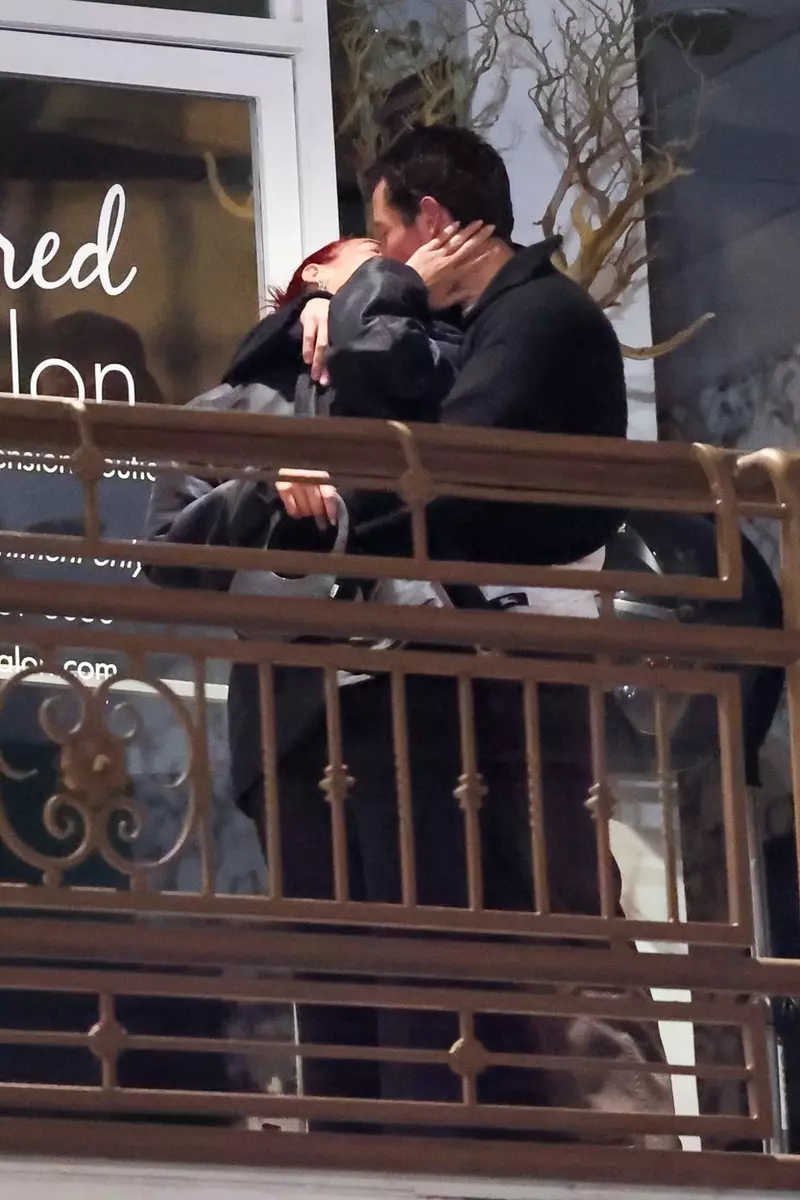 Cel mai nou cuplu din showbiz! S-au sărutat pasional în fața unui restaurant. Ea abia a ieșit dintr-o relație