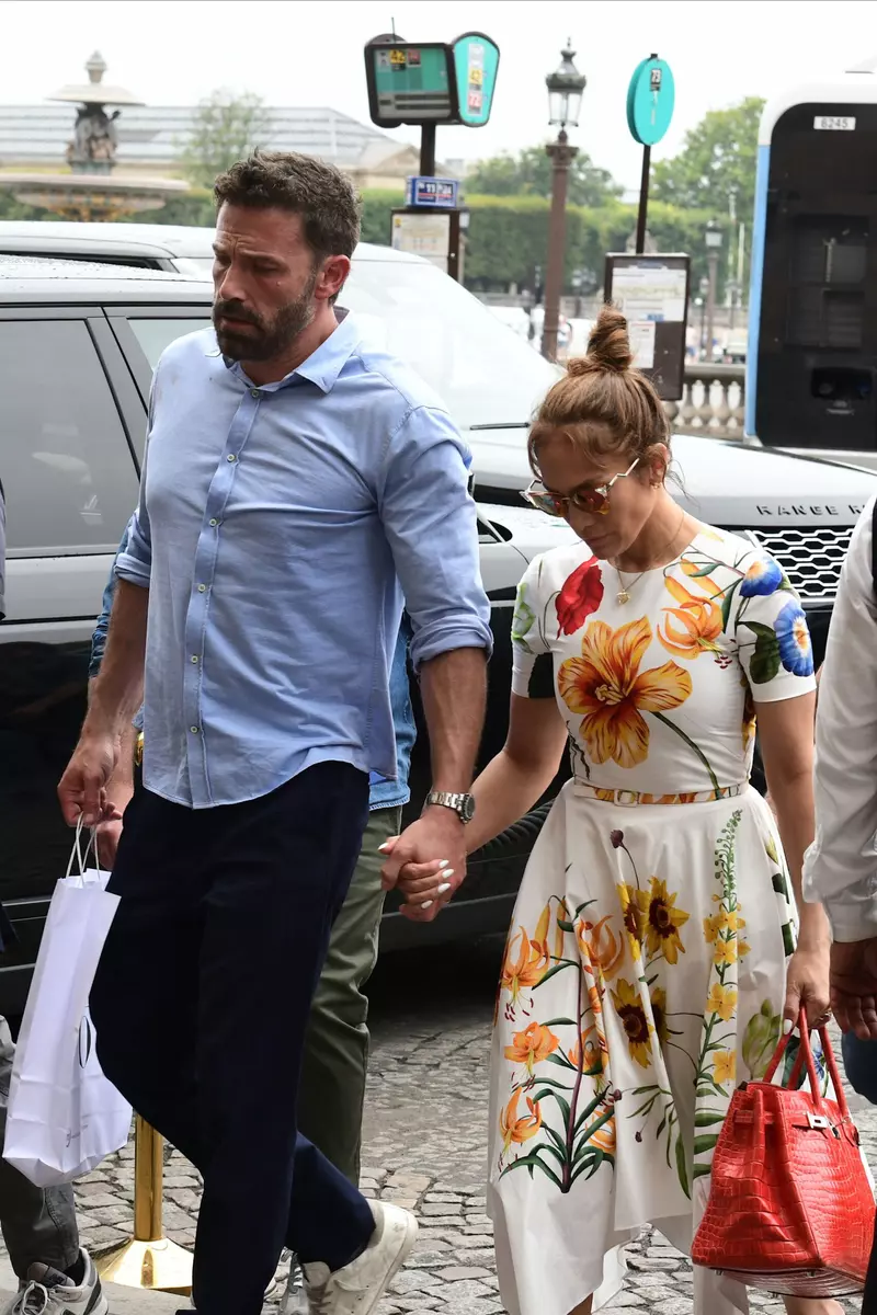 Semi-exclusif – Ben Affleck et sa femme Jennifer Affleck (Lopez) quittent lhôtel Crillon avec leurs filles respectives Seraphina, Violet et Emme pour aller dîner au restaurant Gigi lors de leur lune de miel à Paris