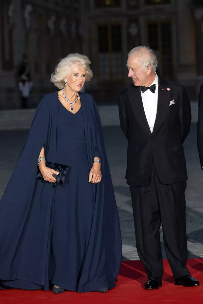 Regele Charles, discurs în onoarea părinților lui, la Palatul Versailles. Camilla a avut o apariție strălucitoare