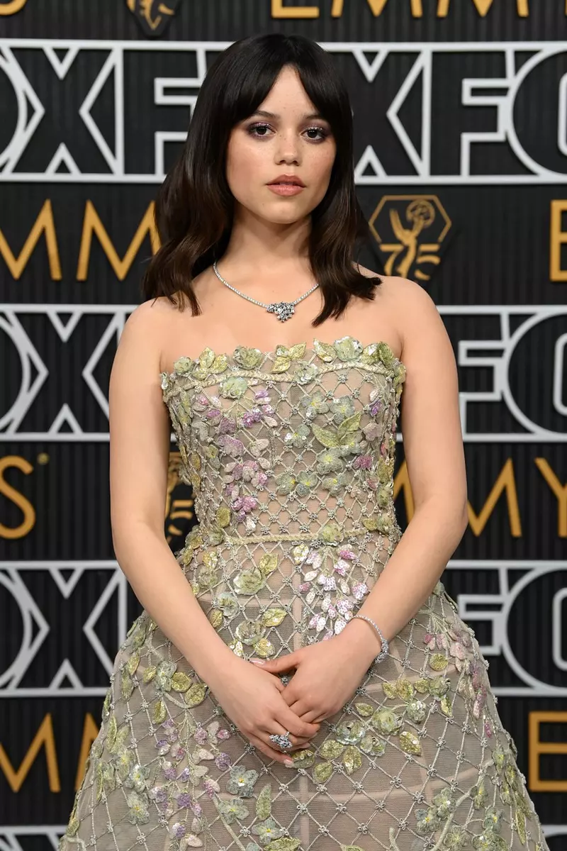 Jenna Ortega, fabuloasă la Premiile Emmy 2024