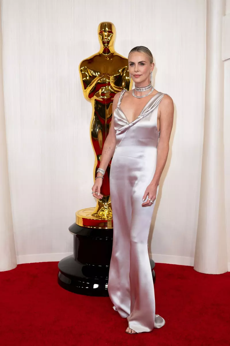 Charlize Theron, pe covorul rosu, la Premiile Oscar 2024