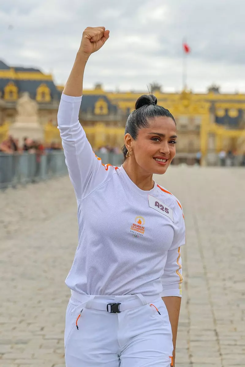 Salma Hayek porteuse de la flamme olympique des Jeux Olympiques de Paris 2024 (JO) au château de Versailles dans les Yvelines
