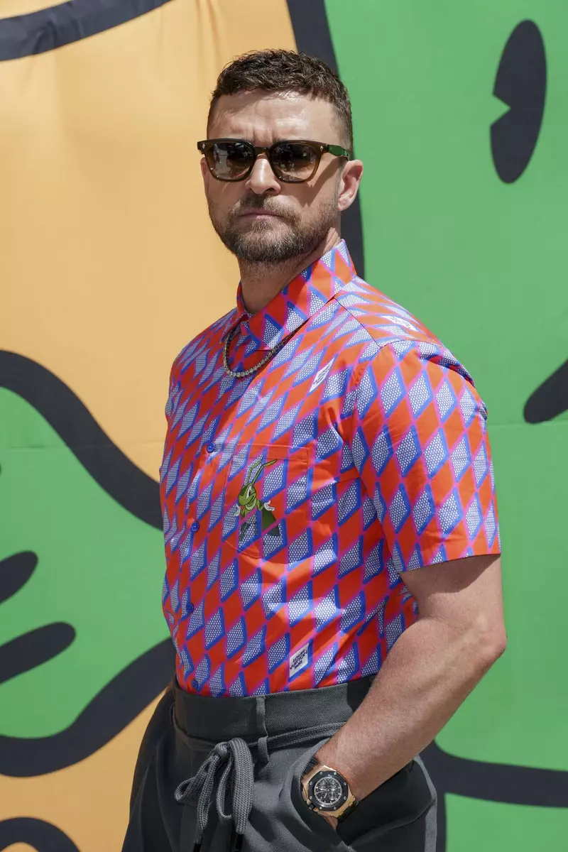 Photocall du défilé de mode Hommes „Louis Vuitton” Prêt-à-porter Printemps-Été 2023 au Musée du Louvre à Paris