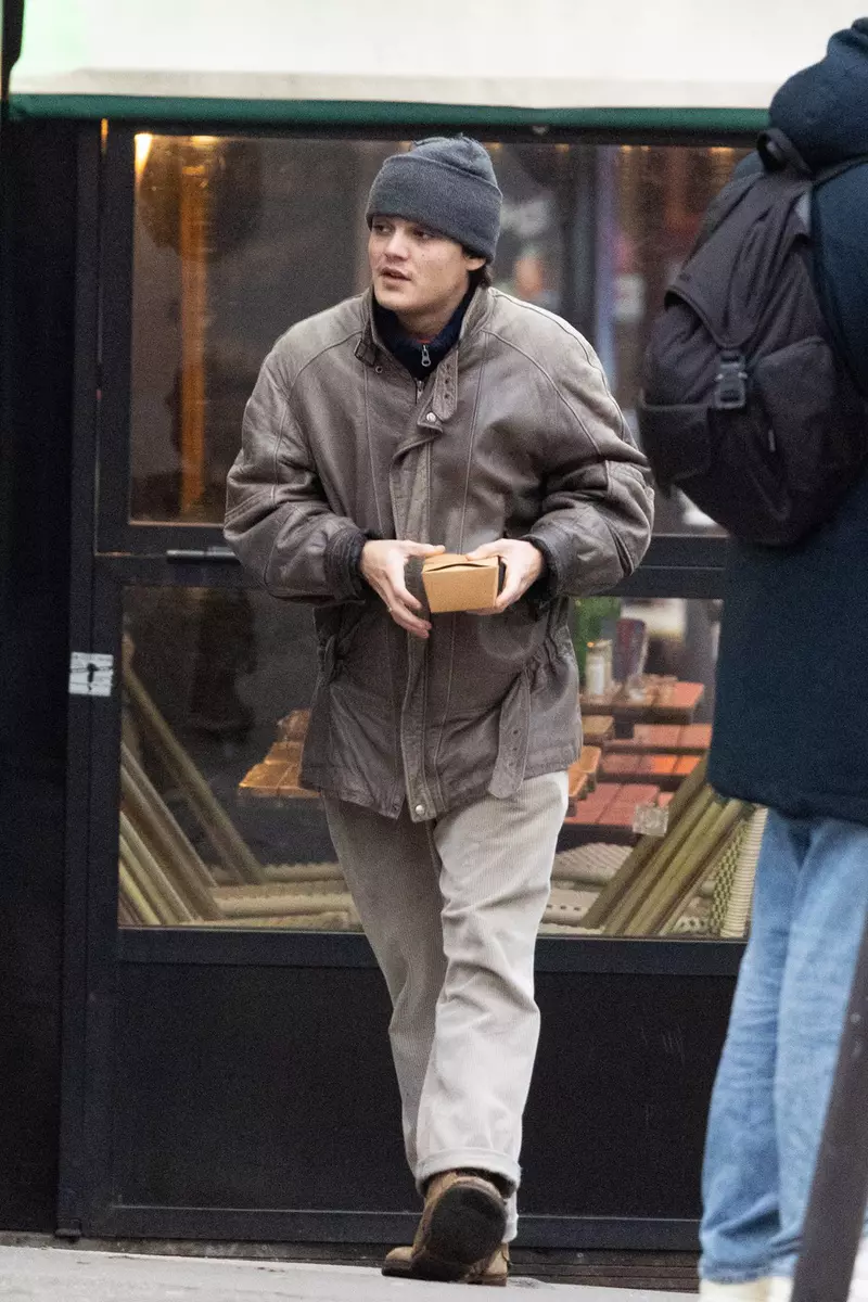 Exclusif – Prix Spécial – No Web – Jack Depp, le fils de Johnny Depp et Vanessa Paradis, avec des amis au bar L’Étincelle dans le 11ème arrondissement de Paris