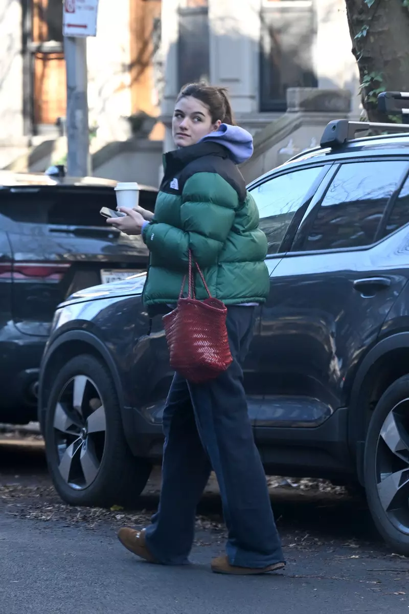 EXCLUSIVE Katie Holmes Does Some Last Minute Christmas Shopping On Christmas Eve