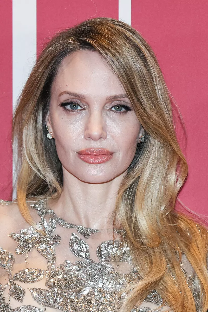 angelina-jolie-fara-sutien-rochie-tatuaj-givenchy-paris (3)