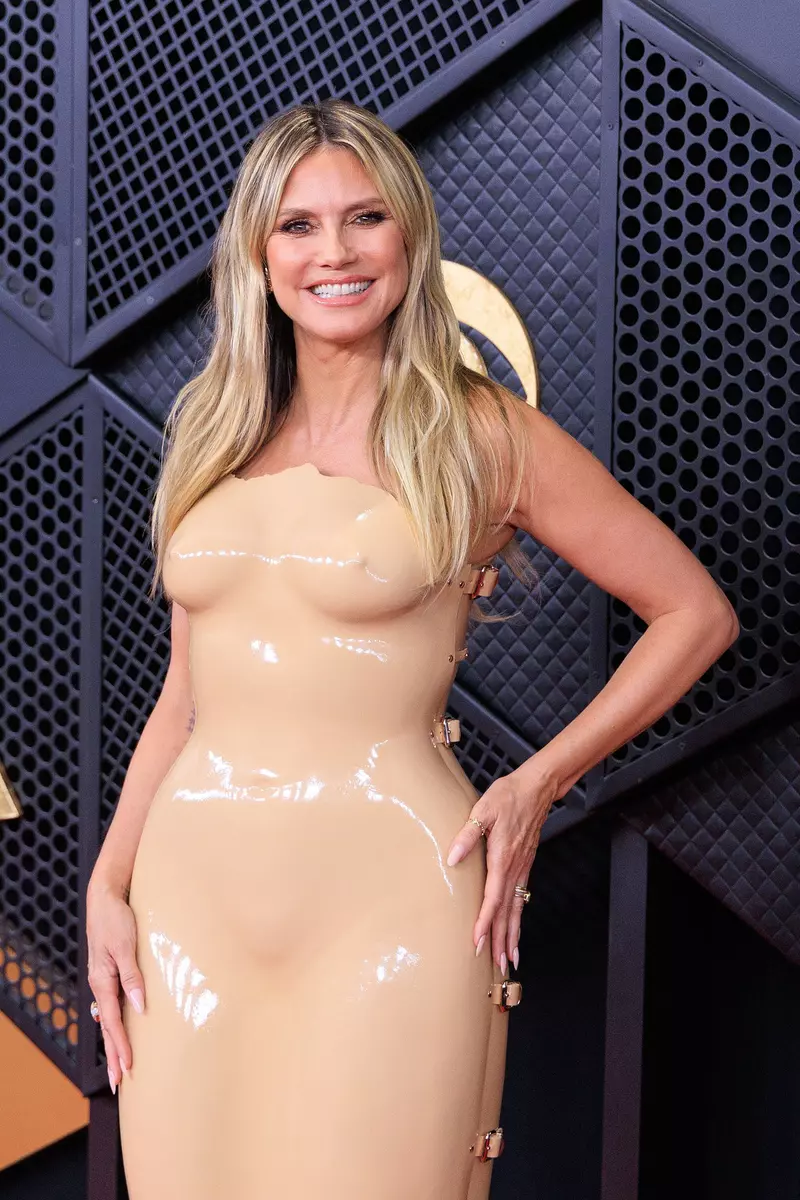 Heidi Klum a mizat pe o apariție riscantă la Grammy 2026. Vedeta a purtat o rochie din latex de culoarea pielii, extrem de mulată, care a creat iluzia optică de nuditate, asigurându-i un loc pe lista celor mai discutate (și criticate) ținute ale serii.