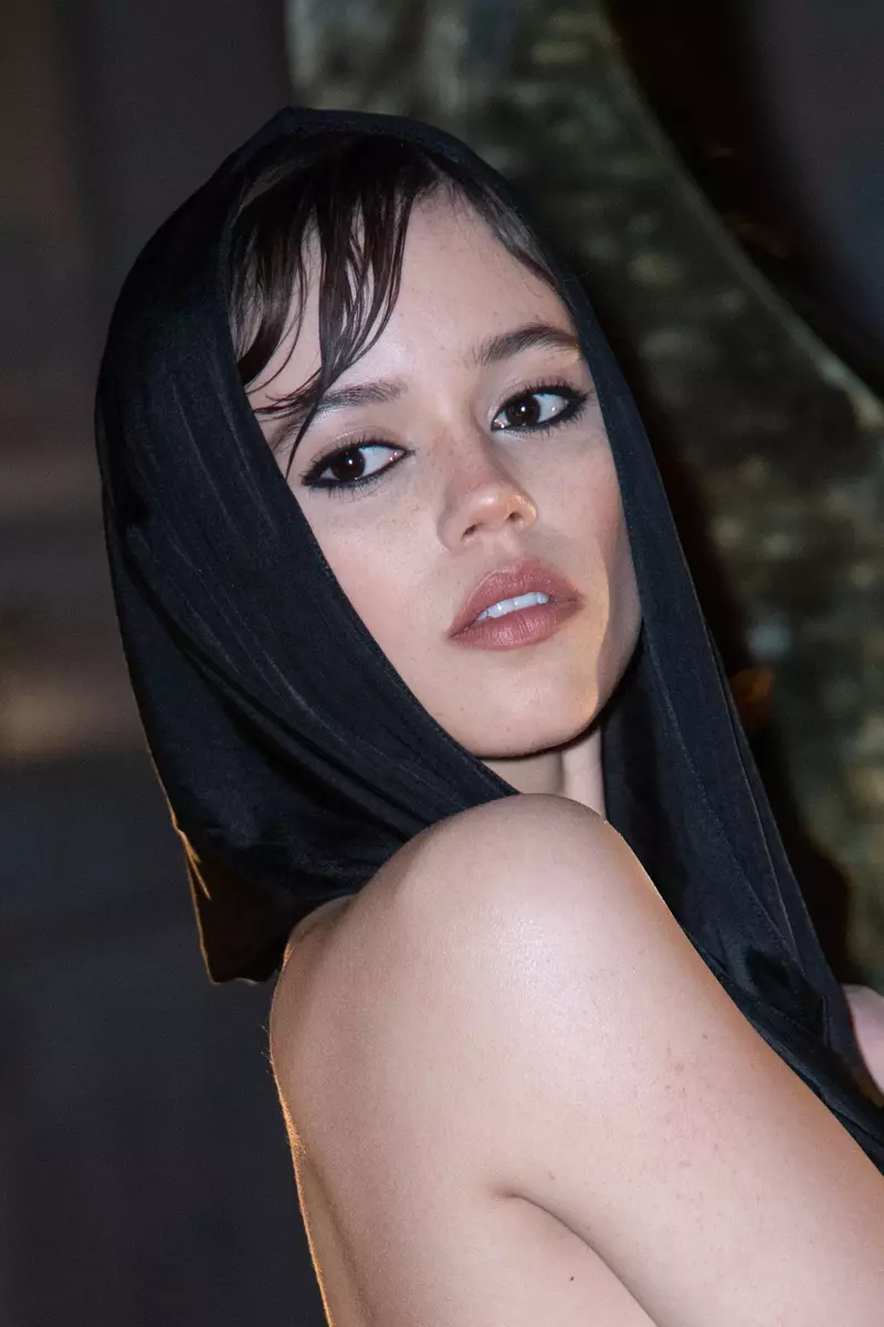 Jenna Ortega participă la prezentarea Saint Laurent Menswear Fall-Winter 2023-2024 în cadrul Săptămânii Modei de la Paris