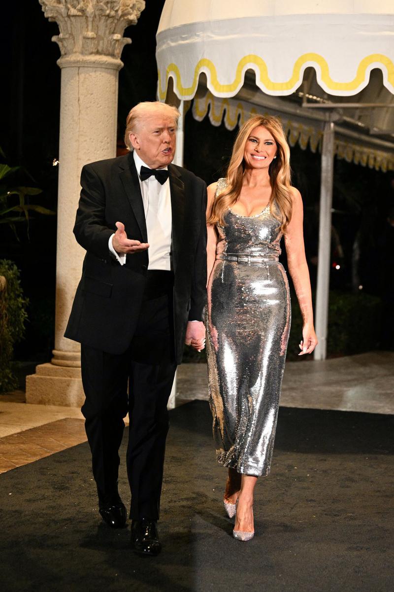 melania-trump-rochie-argintie-revelion-2026-pret-mar-a-lago (2)