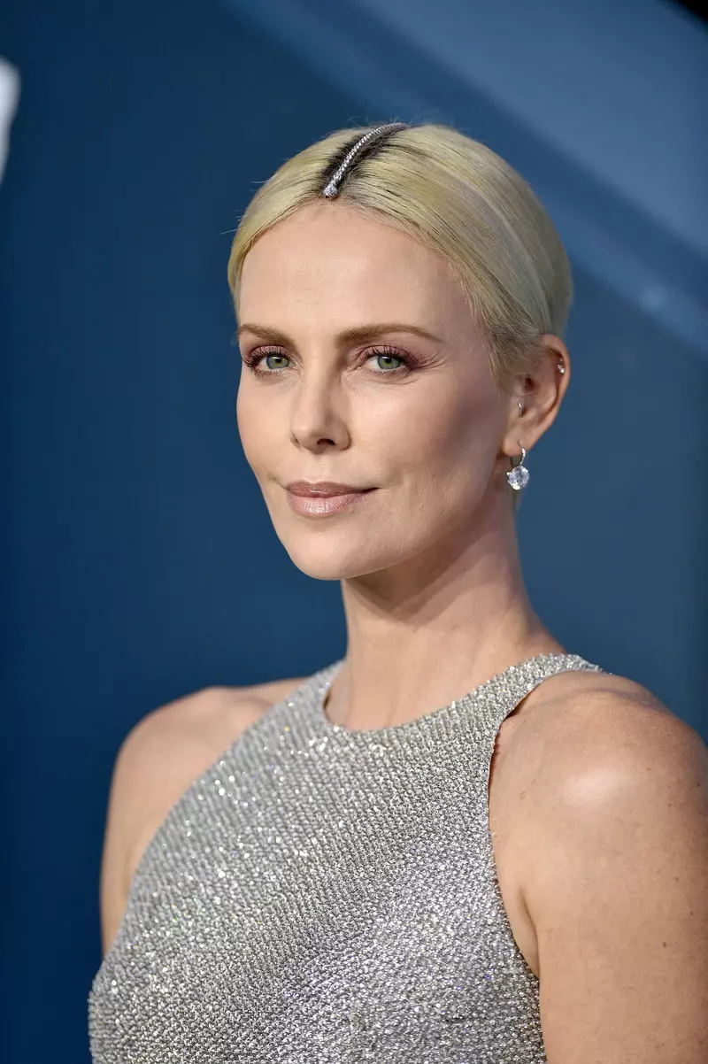 Charlize Theron a purtat o brățară cu diamante în păr