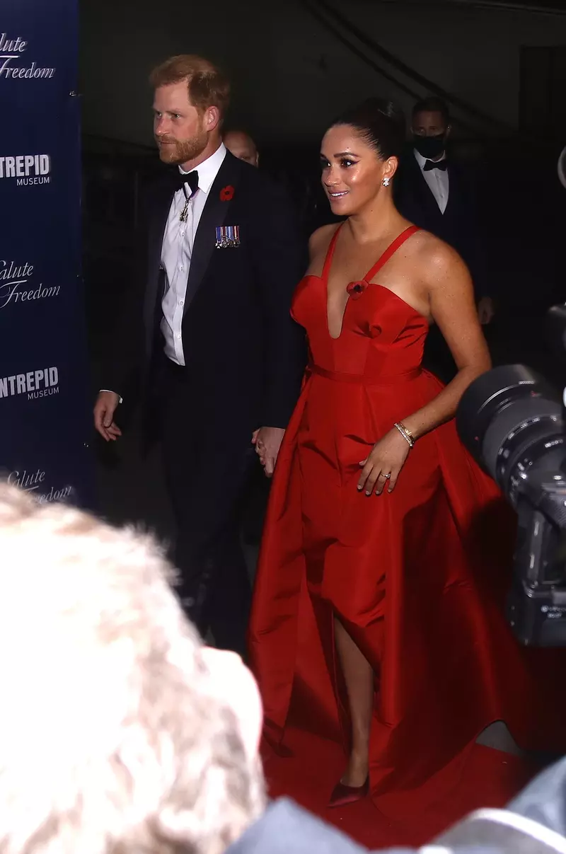 Meghan-Markle-a-furat-toate-privirile-in-rochia-rosie-superba-purtata-la-Gala-Salute-to-Freedom-din-New-York-2