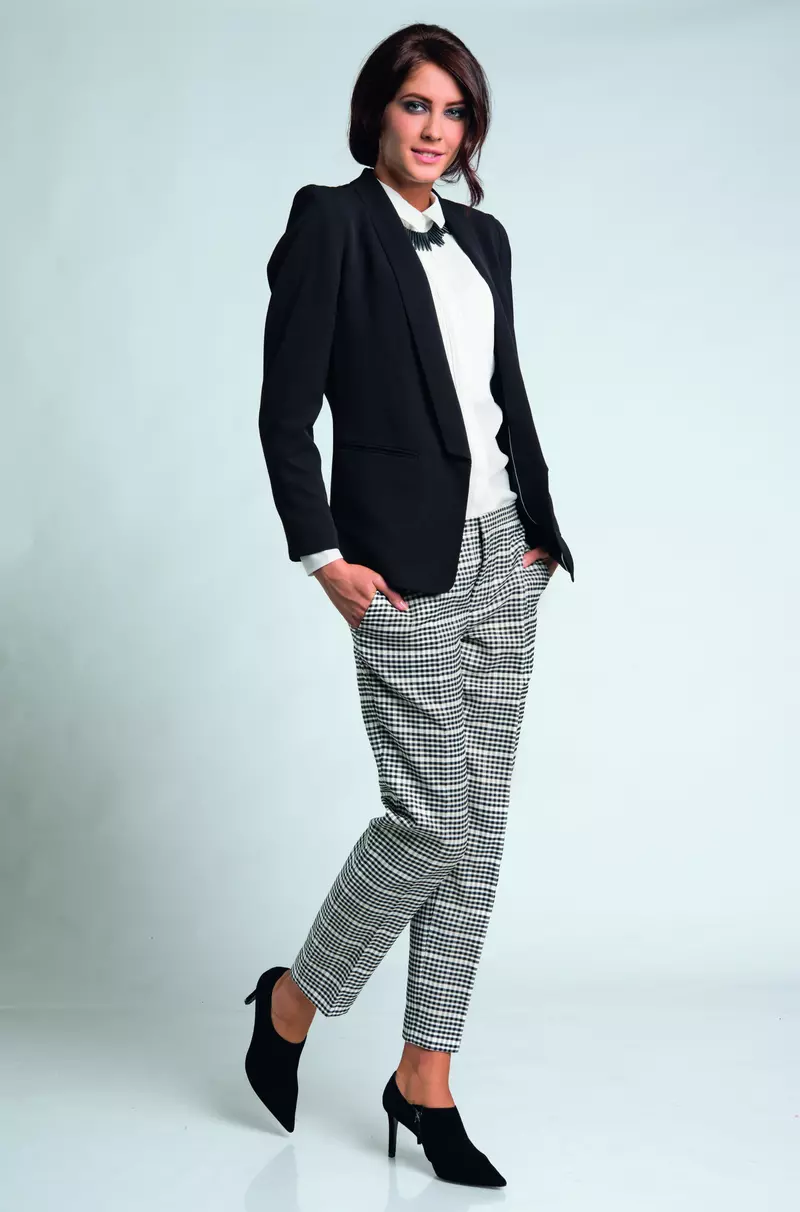 ÎN STIL MASCULIN. Sacou, 159 lei, H&M; Cămaşă, 89,90 lei, New Look;  Pantaloni, 229 lei, Zara; Ghete, 219 lei, Zara; Colier, 39,90 lei, H&M