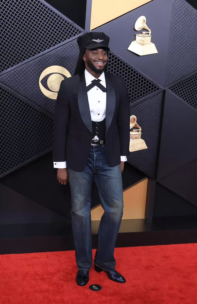 Shaboozey a mizat pe un look neconvențional la Grammy 2026, combinând piese elegante (sacou și vestă) cu elemente casual (blugi decolorați și o șapcă de conductor). Acest mix stilistic i-a asigurat un loc pe lista vedetelor „prost îmbrăcate” realizată de Daily Mail.