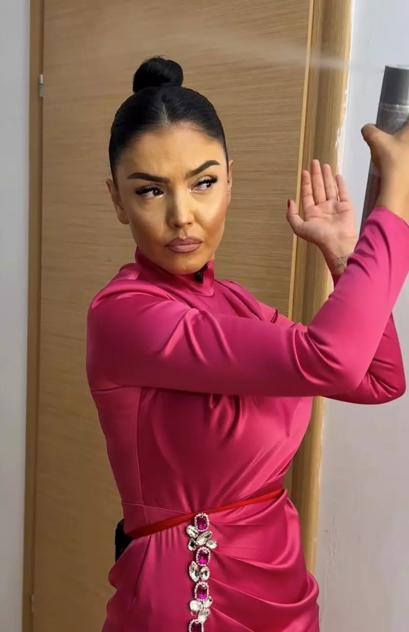 Andreea aplica fixativul