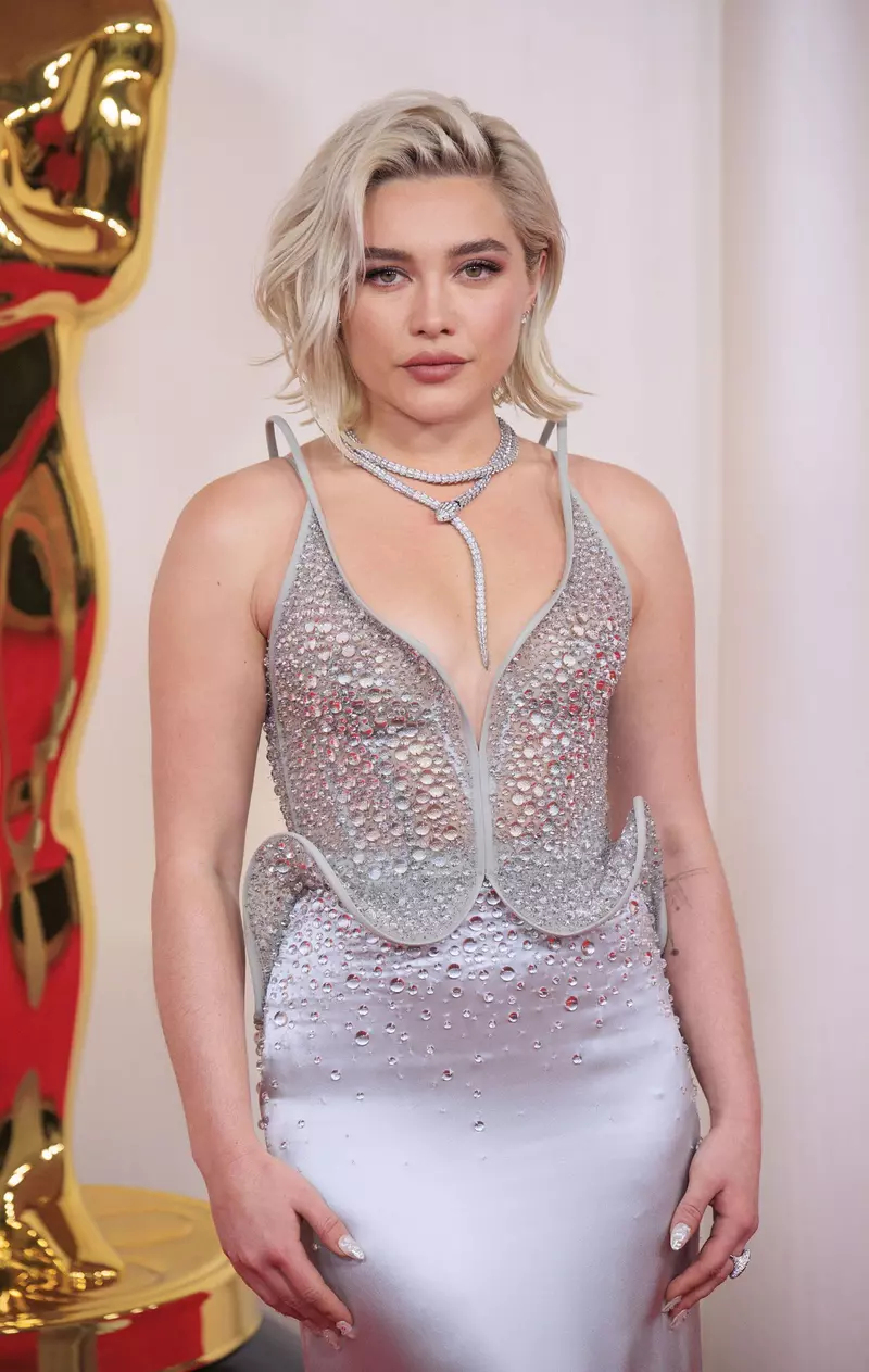Florence Pugh, pe covorul rosu, la Premiile Oscar 2024