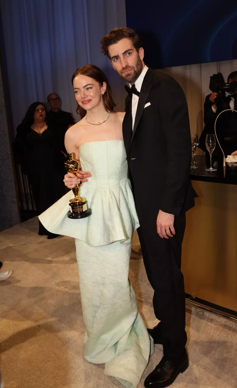 Emma Stone și soțul ei, Dave McCary, la Premiile Oscar 2024