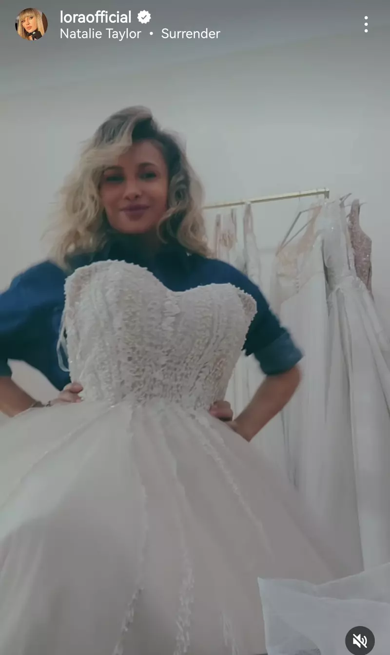 Lora a îmbrăcat rochia de mireasă. Cum au reacționat fanii