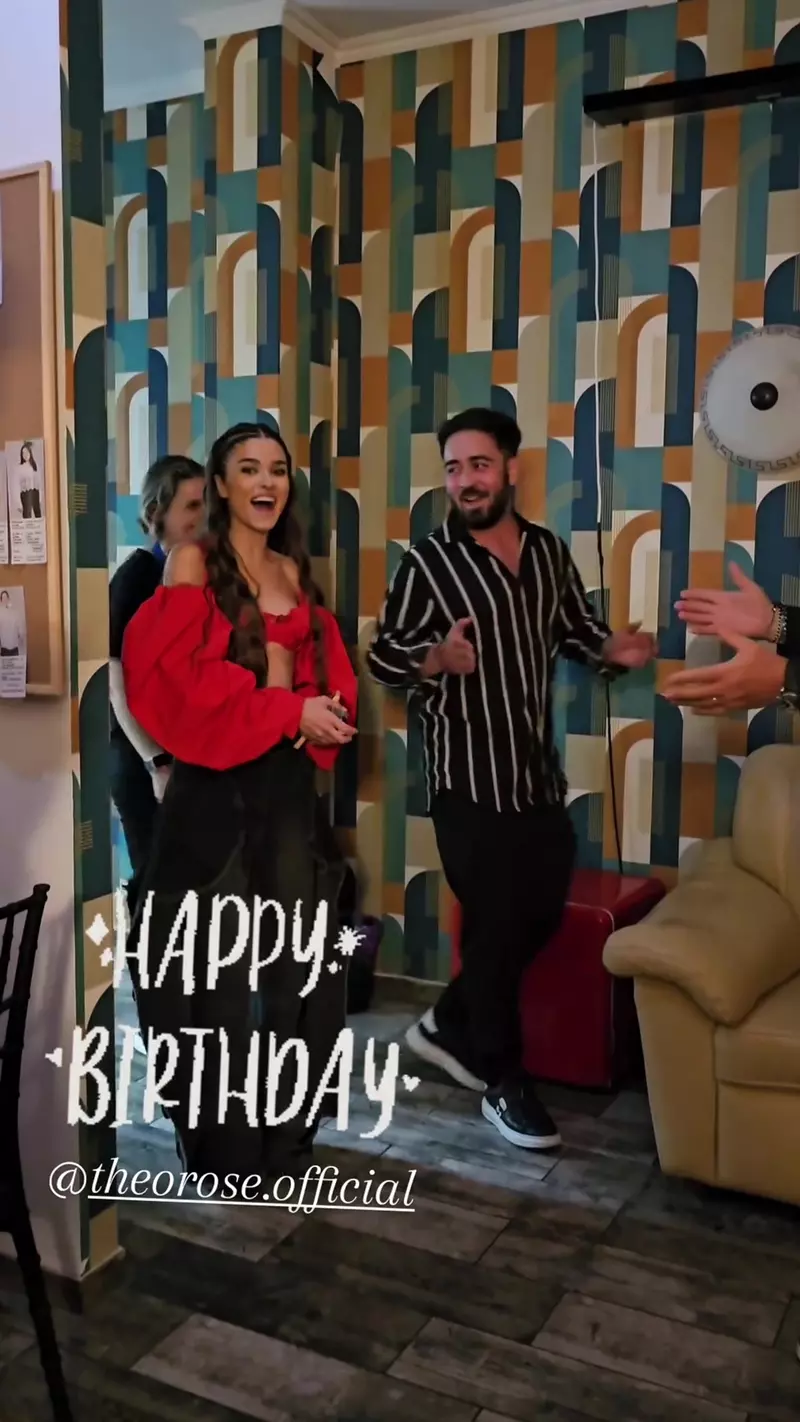 Theo Rose, surprinsă de Anghel Damian, Horia Brenciu și alți prieteni, cu o zi înainte de aniversarea de 27 de ani
