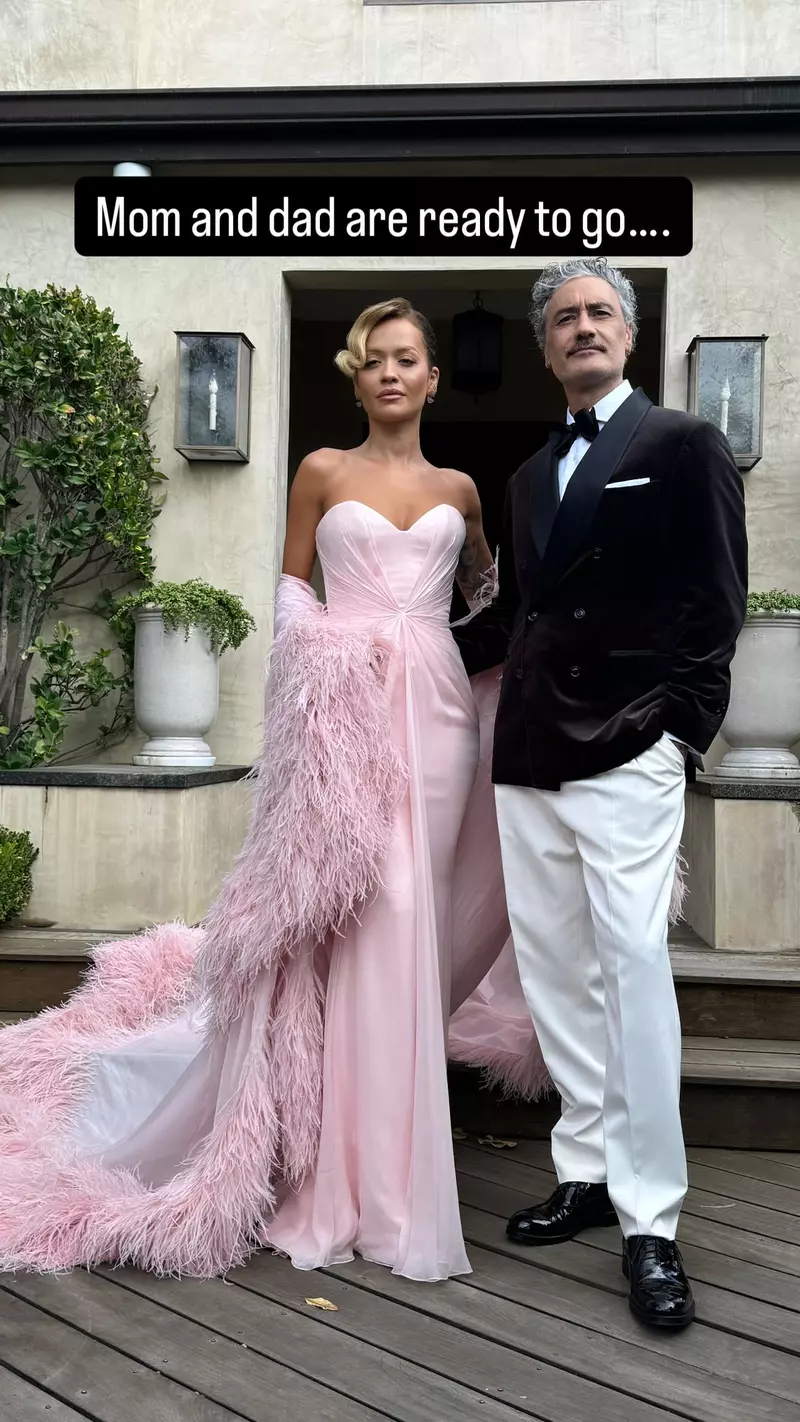 Rita Ora şi Taika Waititi la Premiile Emmy 2024