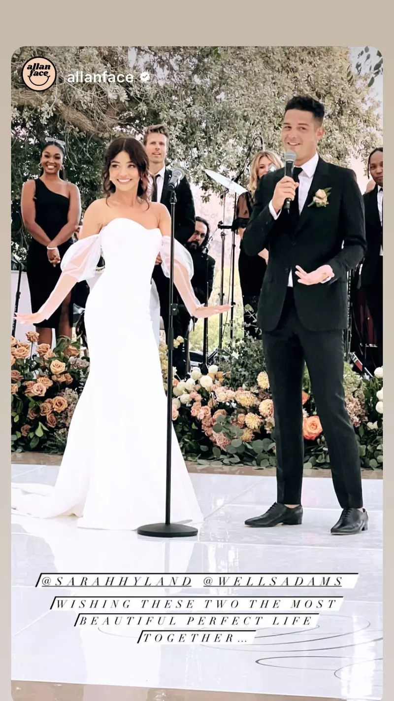 Reuniune-speciala-„Modern-Family-la-nunta-lui-Sarah-Hyland.-Cum-a-aratat-rochia-de-mireasa-a-actritei-2