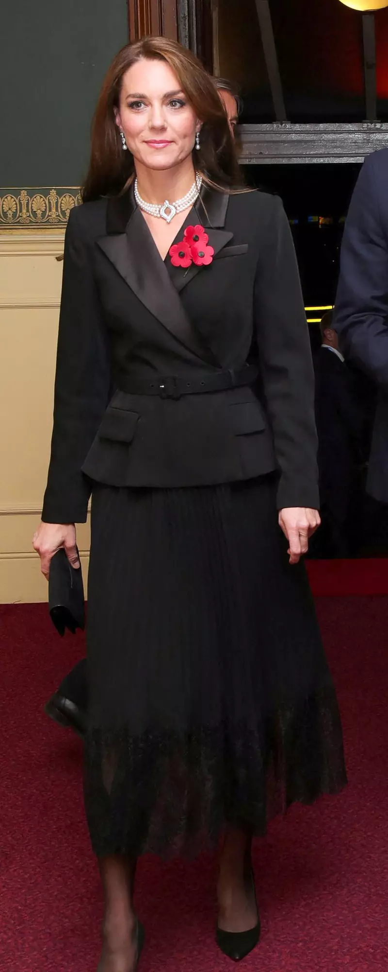 Cum a onorat-o Kate Middleton pe Regina Elisabeta în timpul ceremoniilor pentru Remembrance Day