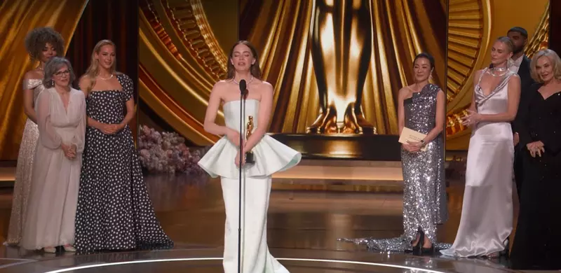 emma-stone-premiul-oscar-pentru-cea-mai-buna-actrita-intr-un-rol-principal-in-filmul-poor-things-2