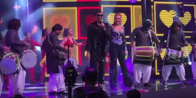 iulia-vantur-dans-de-senzatie-in-fata-iubitului-ei-salman-khan.-a-facut-spectacol-la-cel-mai-important-festival-dedicat-filmului-indian