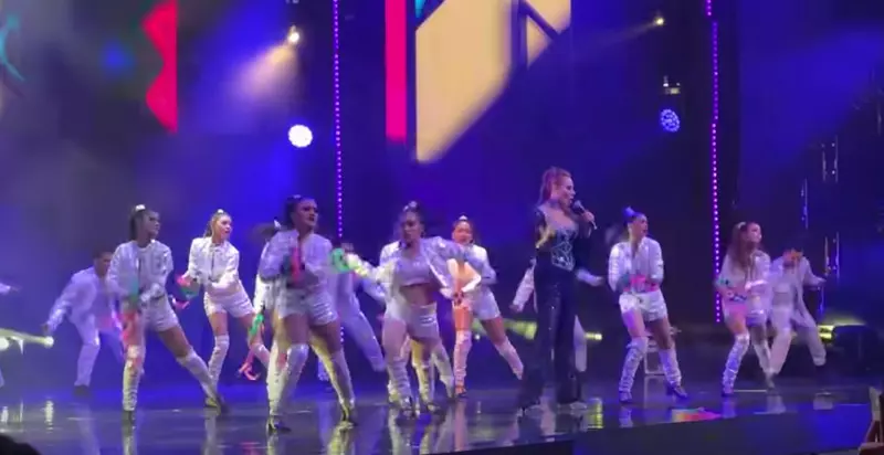 iulia-vantur-dans-de-senzatie-in-fata-iubitului-ei-salman-khan.-a-facut-spectacol-la-cel-mai-important-festival-dedicat-filmului-indian-1