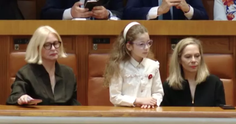 Fiica lui Nicușor Dan, Aheea, la învestirea tatălui ei în funcția de președinte (2)