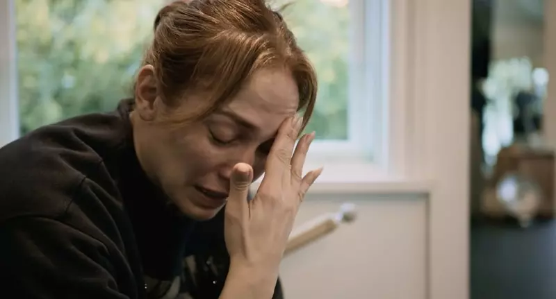 Jennifer Lopez, nemachiată, cu părul răvășit și lacrimi în ochi, în cel mai nou documentar