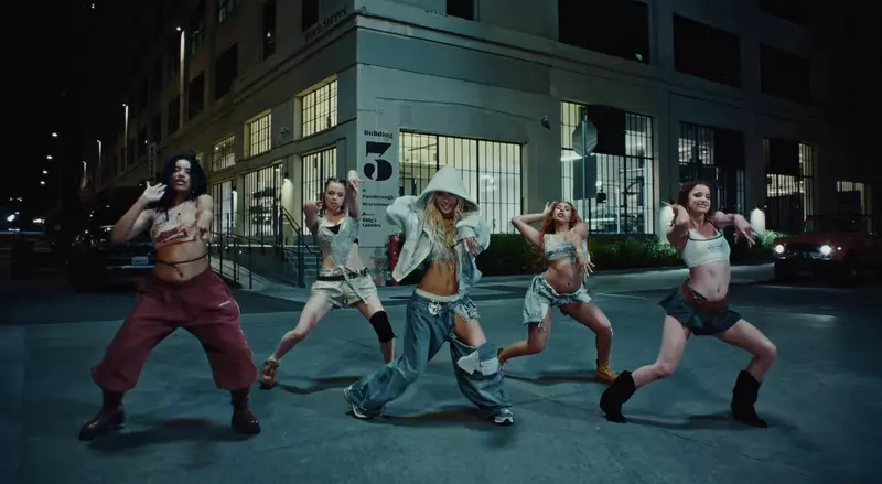 Images d'un vidéoclip de K-Pop (WJSN) avec Shiloh Jolie-Pitt