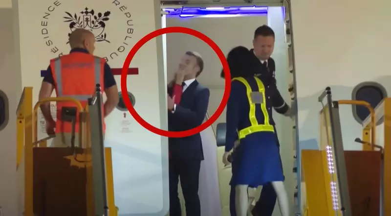 Brigitte Macron l-ar fi pălmuit pe Emmanuel Macron  (2)