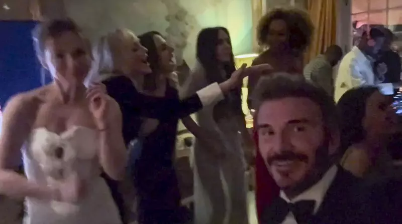 Le groupe Spice Girls reformé, pour le plus grand plaisir de David Beckham, lors de la soirée du 50ème anniversaire de Victoria Beckham au club Oswald’s à Londres