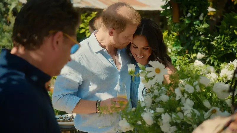 Meghan alaturi de printul Harry in curtea casei