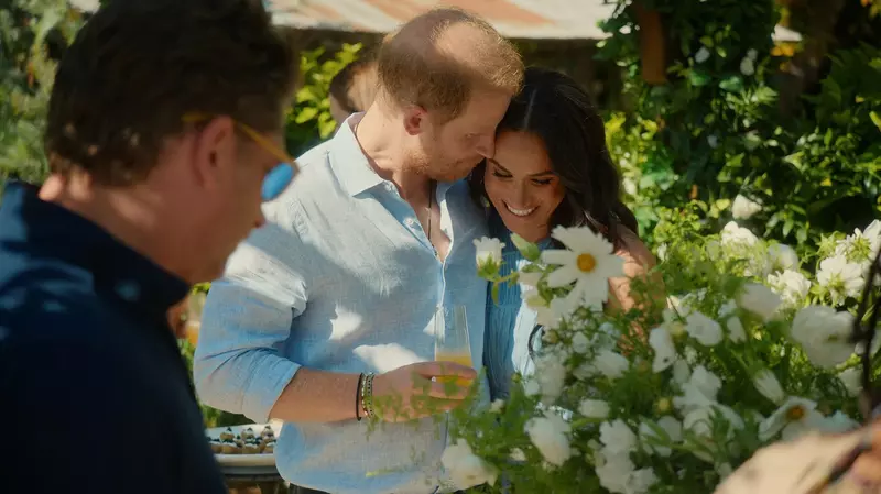 Meghan alaturi de printul Harry in curtea casei