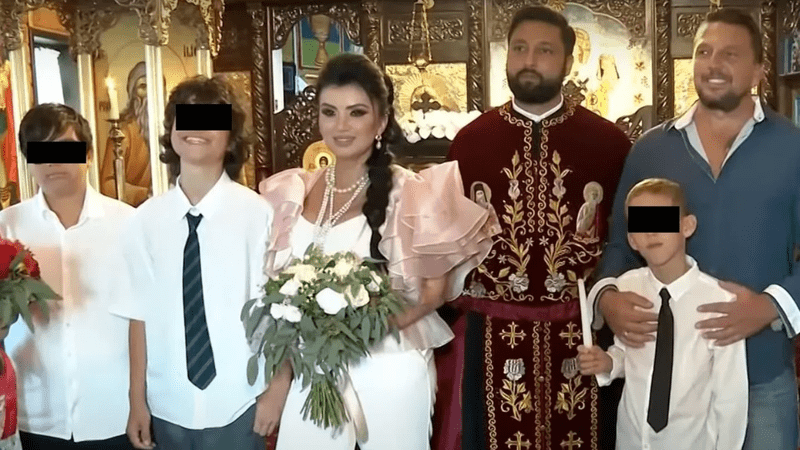 Adriana Bahmuțeanu cu soțul, copiii ei și băiatul lui