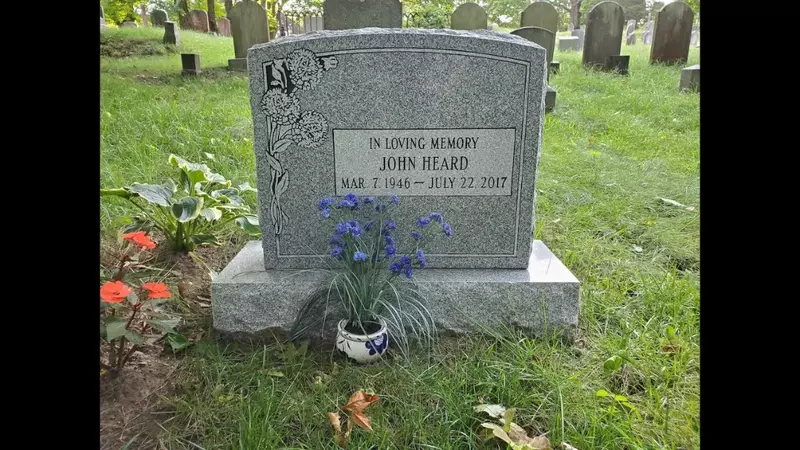 John Heard, imagine cu mormântul lui