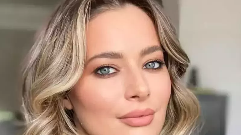 Laura Cosoi, primele imagini cu burtica de gravidă. Cum arată în costum de baie