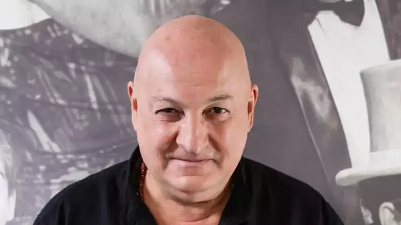 Cum arată casa lui Bebe Cotimanis. Actorul locuiește la țară, alături de iubita lui