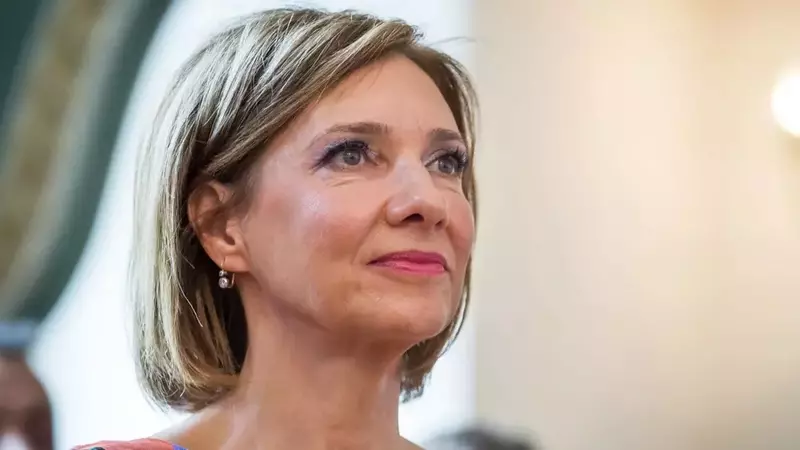 Cum s-a îmbrăcat Carmen Iohannis la balul de absolvire al elevilor săi. Prima Doamnă a purtat un accesoriu neașteptat